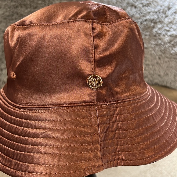 Steve Madden Women’s Paisley/Solid Reversible Bucket Hat “NWT” - Picture 6 of 7